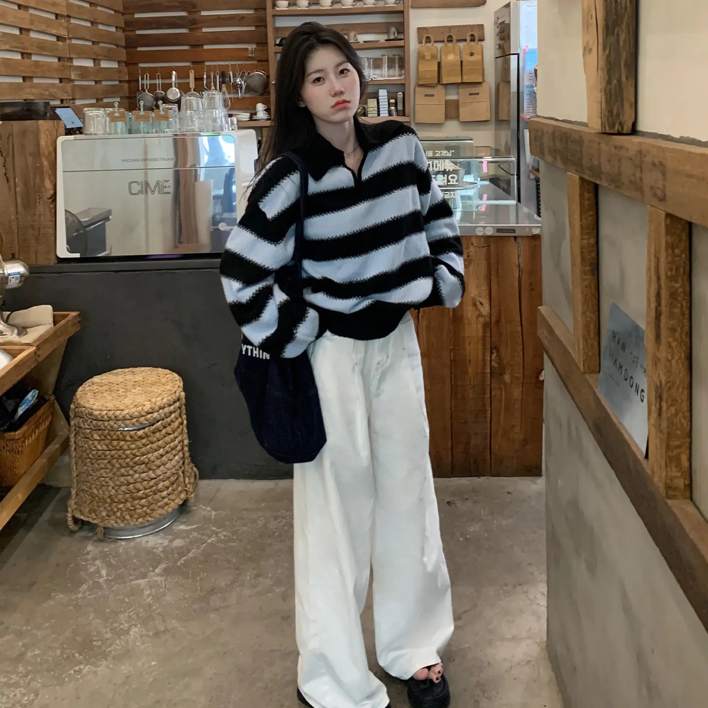 루즈핏 블루 스트라이프 V넥 니트 상세 이미지 4