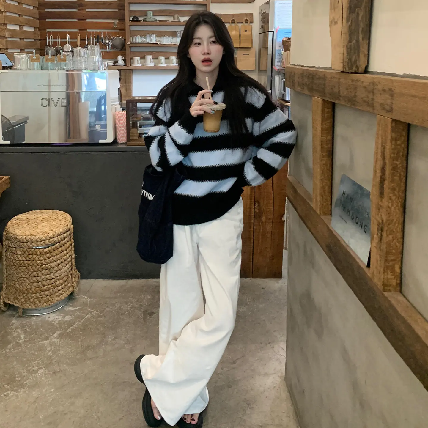 루즈핏 블루 스트라이프 V넥 니트 상세 이미지 5