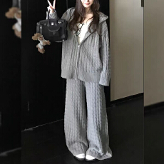 批发Skk Store 露思<b class='q'>同款</b> 1070g菁选26支羊毛绞花针织开衫毛织裤子套装