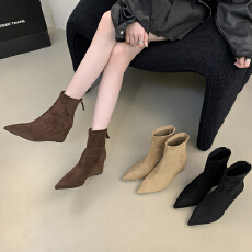 高级感绒面棕色系尖头坡跟短靴后拉链瘦瘦靴显瘦秋冬女短靴