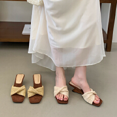 批发法式小众一字带凉拖鞋女2026夏新款简约<b class='q'>时尚</b>高跟鞋坡跟凉鞋