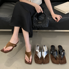 批发法式小众一字带凉拖鞋女2026夏新款简约<b class='q'>时尚</b>高跟鞋坡跟凉鞋