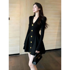 批发法式赫本风富家千金贵气感内搭短裙高级感黑色<b class='q'>花苞</b>V领<b class='q'>连衣裙</b>女冬