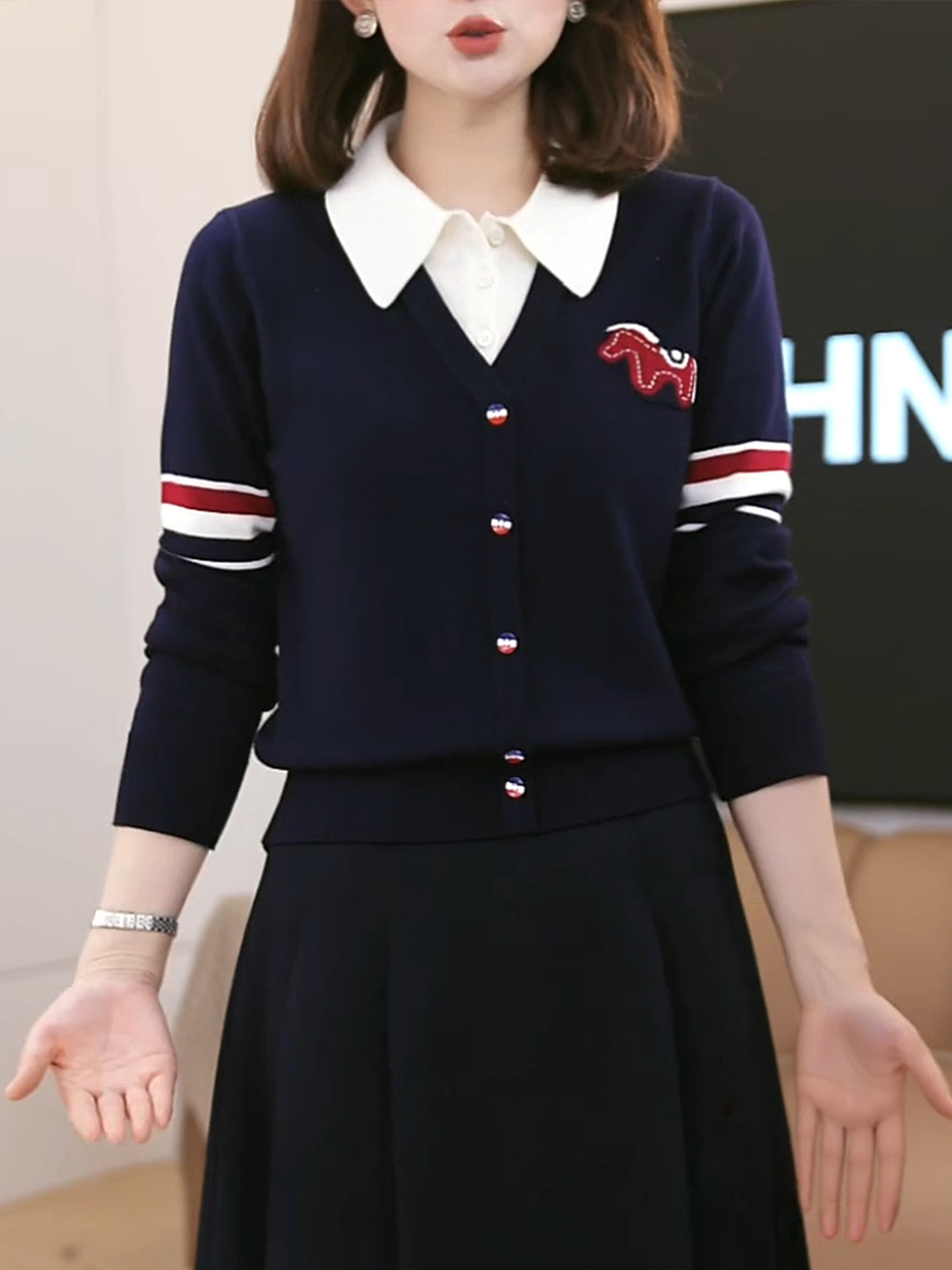 폴로 칼라 페이크 레이어드 풀오버 작은 말 자수 스웨터 여자 2026 봄 니트 스웨터 품격 연령 감소 슬림해 보이는 맨위