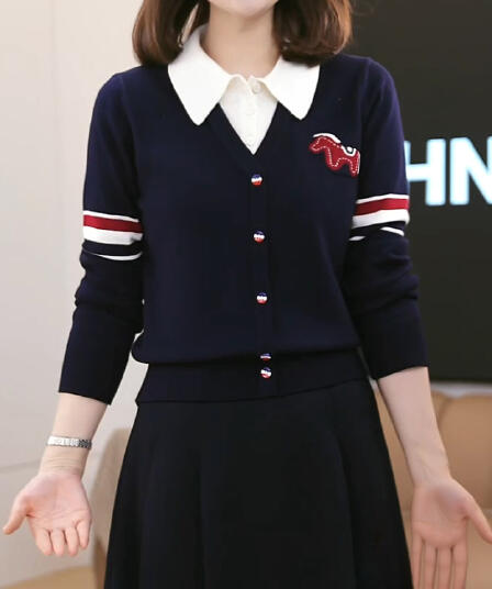 폴로 칼라 페이크 레이어드 풀오버 작은 말 자수 스웨터 여자 2026 봄 니트 스웨터 품격 연령 감소 슬림해 보이는 맨위