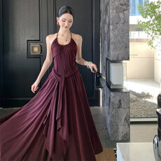 批发法式慵懒感U领设计<b class='q'>连衣裙</b>气质高级感收腰<b class='q'>露背</b>挂脖吊带裙