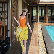 批发<b class='q'>泰国</b>三亚海岛旅游度假多巴胺穿搭女夏橘色挂脖背心波点半身裙套装