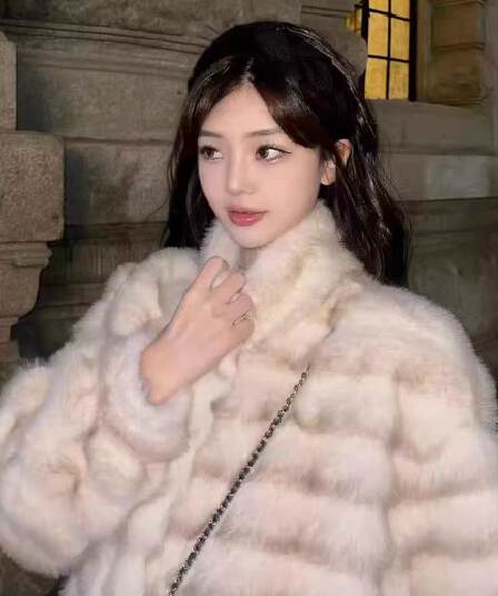 수평 줄무늬 모방 fall 털 스탠드 칼라 환경 보호 모피 재킷 여성 짧은 2026 겨울 새로운 품격 플러스 면 모피 맨위