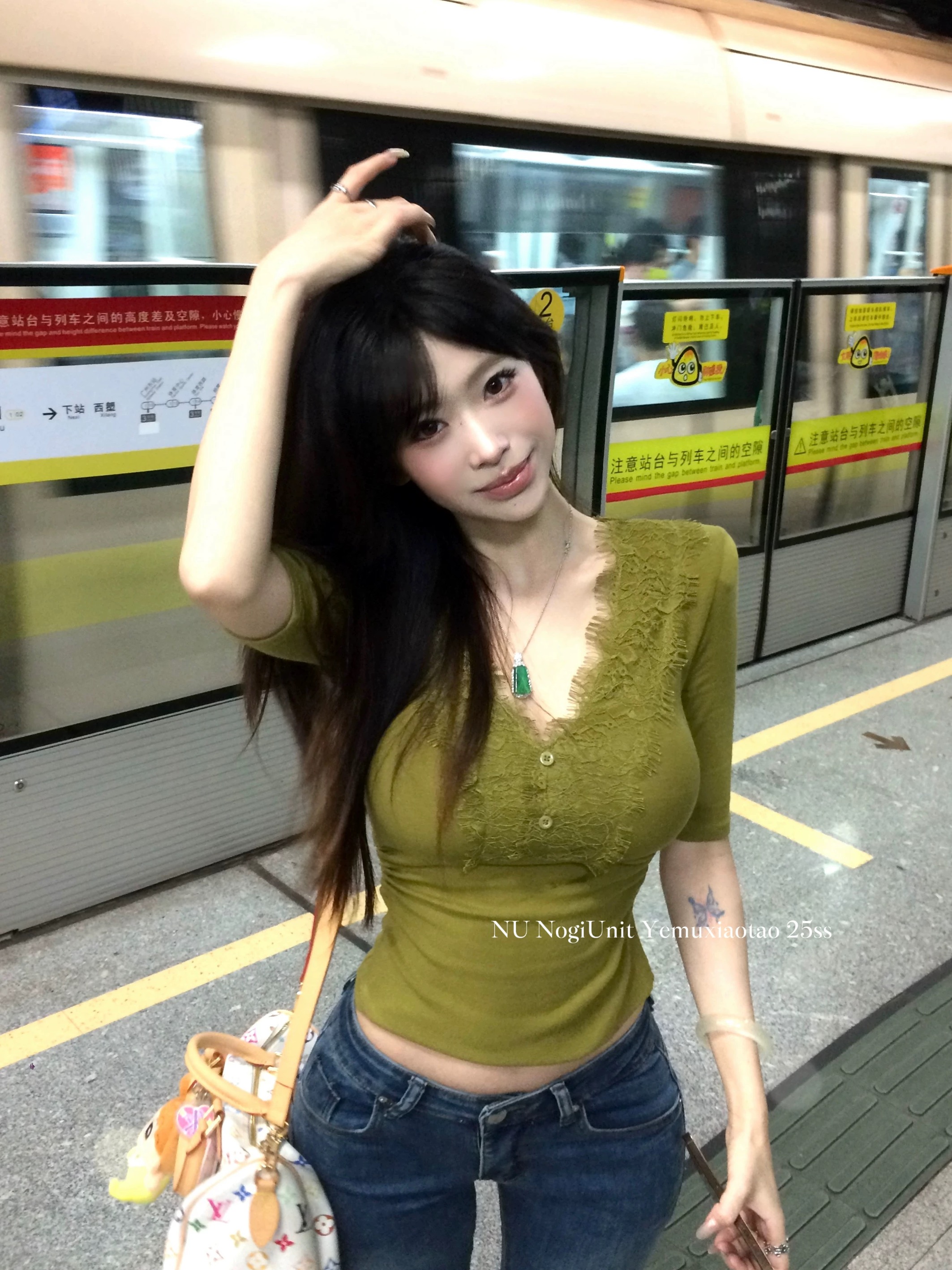 FA37140# NogiUnit/显白美t蕾丝拼接V领短中袖修身打底T恤上衣 服裝批發女裝批發服飾貨源