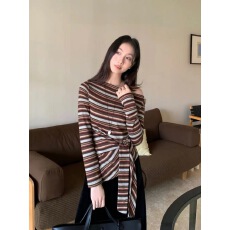 批发爱西里2025秋新款撞色条纹船领斜肩长袖t恤女不规则绑带修身上衣
