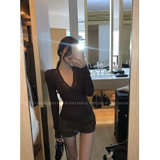 批发12/23 20:00 titi小姐姐【钓系姐感】<b class='q'>蕾丝</b>V领磨毛内搭辣妹打底<b class='q'>T</b><b class='q'>恤</b>