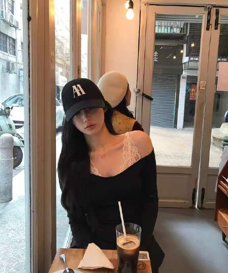 sheepland 분위기 아름다움 어깨 레이스 불규칙 명중 Pleat 오프숄더 긴팔 티셔츠 여성 봄 여름 기본 셔츠 맨위
