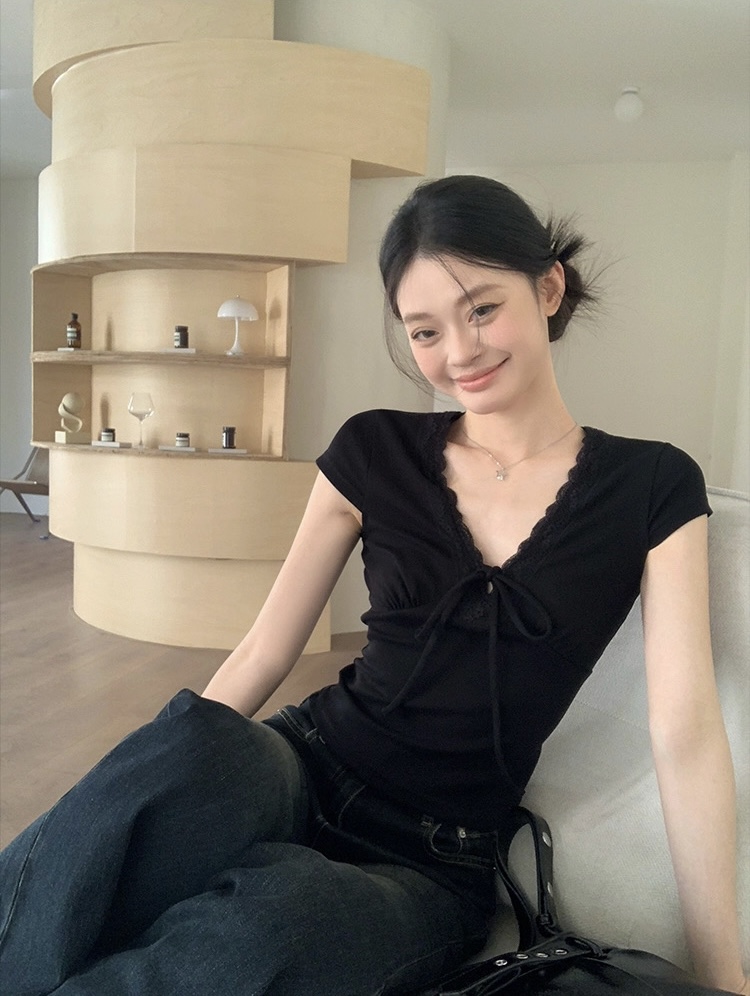 송 긍정적 인 En 검정색 V넥 스트랩 반팔 티셔츠 여성 긍정적 인 어깨 여름 2026 쇼트 스타일 몸매 가꾸기 한 부서 아름다운 작은 맨위