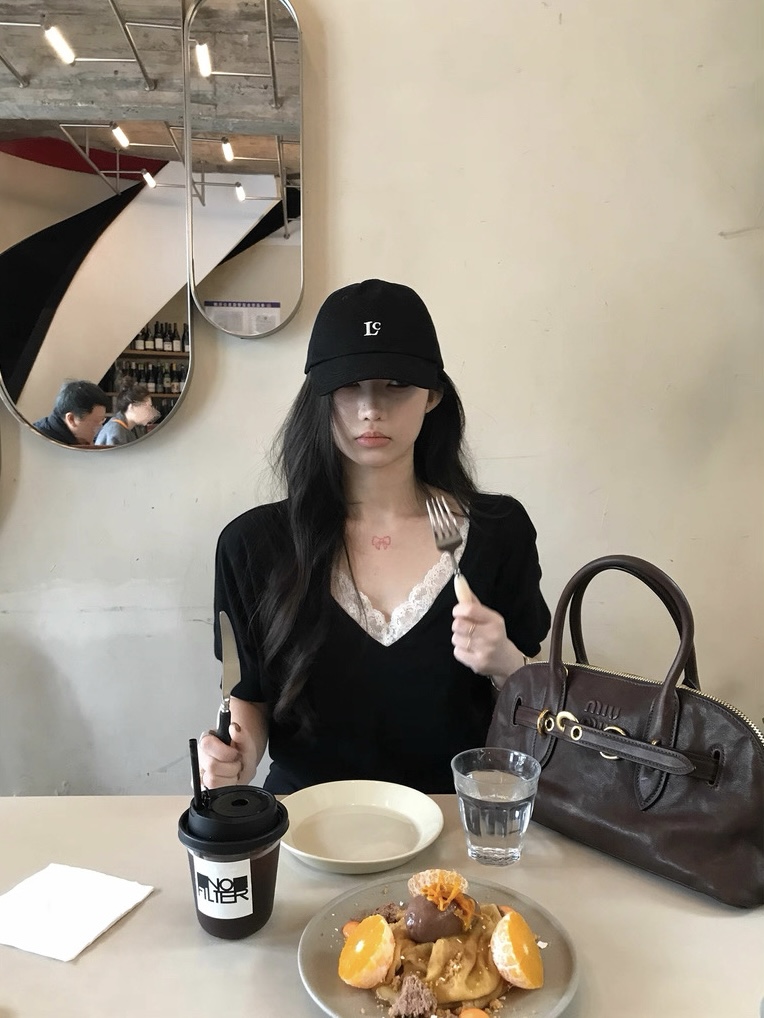 sheepland 쇄골 숙박 화이트 V넥 레이스 조각 반팔 티셔츠 여성 여름 루즈핏 슬림해 보이는 배트윙 소매 맨위