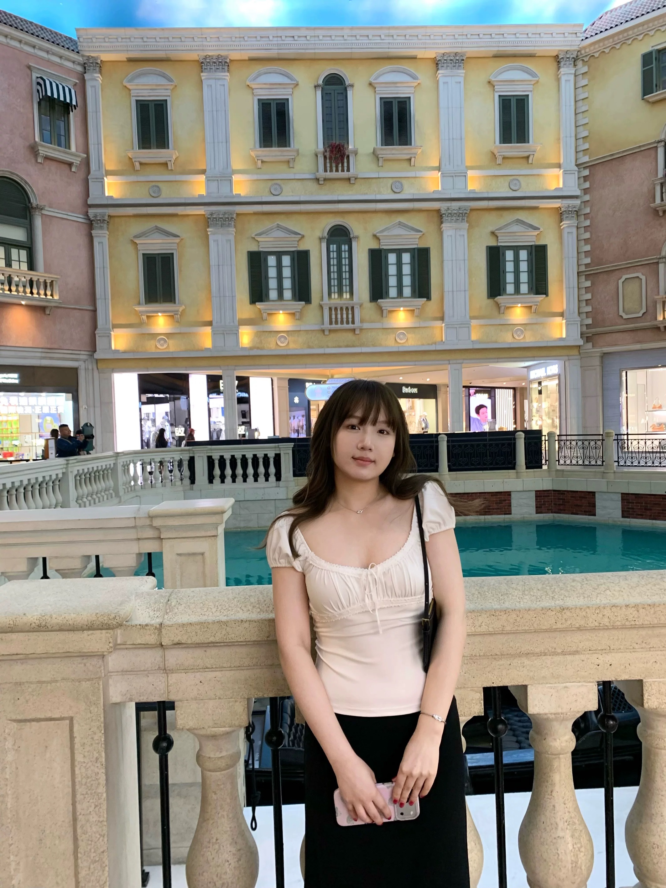 doudou 여드름 디자인 센스 레이스 광장 칼라 반팔 작은 셔츠 여름 2026 새로운 몸매 가꾸기 슬림해 보이는 다용도 티셔츠 여성