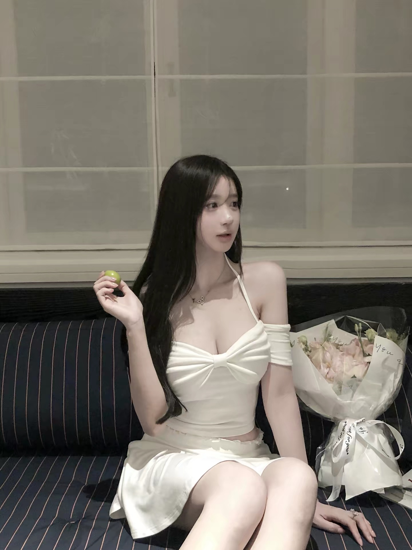만약 언어 맞춤 순수한 하얀 달빛 순수한 욕망 품격 오프숄더 행침 목 슬립 맨위 반 스커트 니트 투피스 세트
