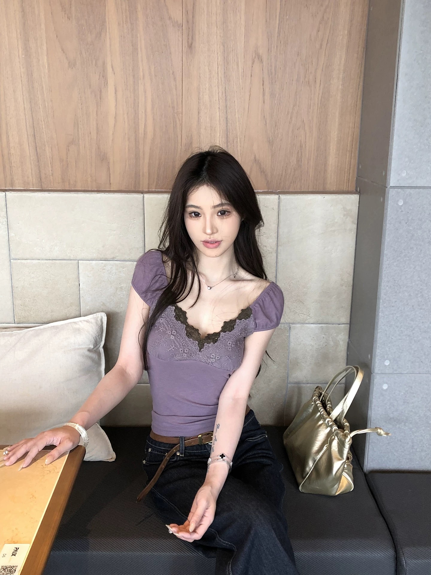 레드 맨 파빌리온 긍정적 인 어깨 반팔 티셔츠 여성 2026 새로운 여름 착용 가져 가라. V넥 보라색 쇼트 스타일 한 부서 디자인 센스 맨위