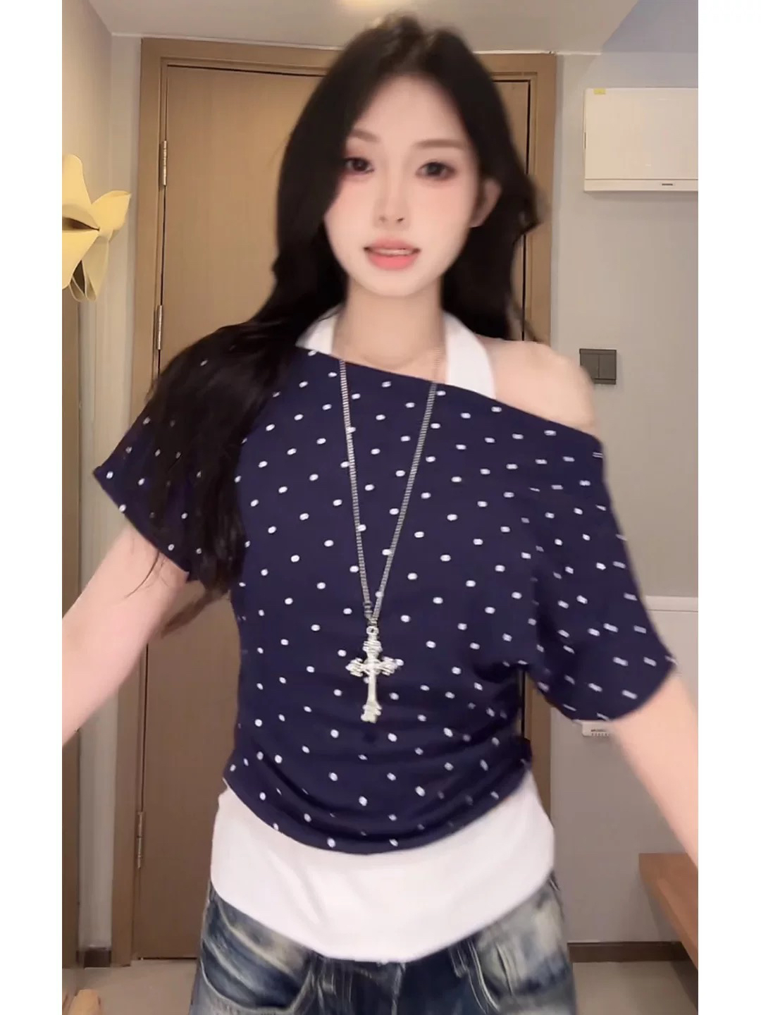 디자인 센스 행침 목 도트 무늬 패치워크 페이크 레이어드 반팔 티셔츠 여성 여름 루즈핏 슬림해 보이는 외출용 작은 대중 맨위 트렌디