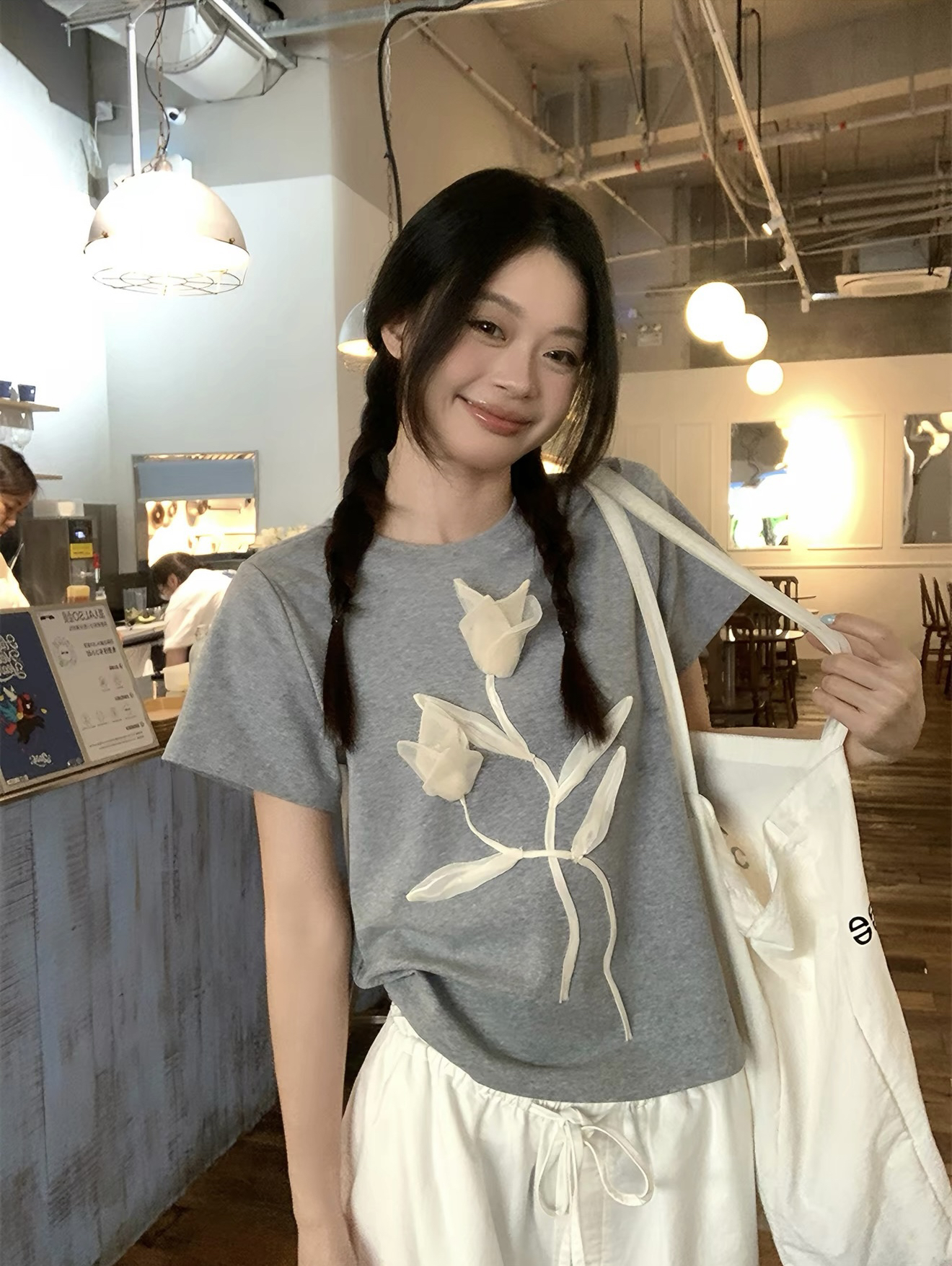 송 긍정적 인 En 회색 라운드 넥 긍정적 인 어깨 반팔 티셔츠 여성 여름 새로운 루즈핏 쇼트 스타일 슬림해 보이는 반소매 한 첨부 된 의류