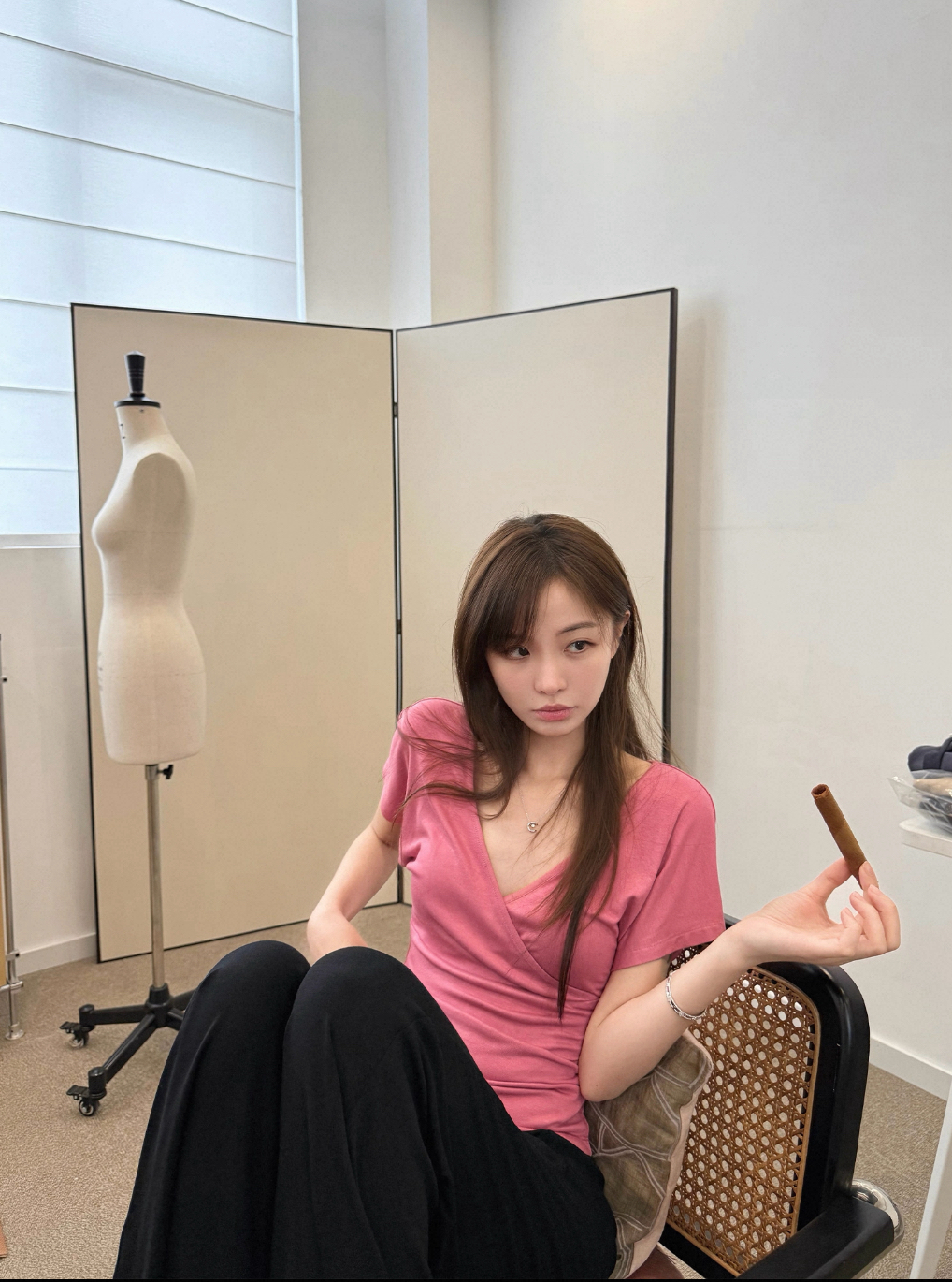 yuyureal 작은 예쁜 허리 십자가 V넥 작은 날다 소매 디자인 티셔츠 여성 여름 새로운 몸매 가꾸기 슬림해 보이는 반팔 맨위