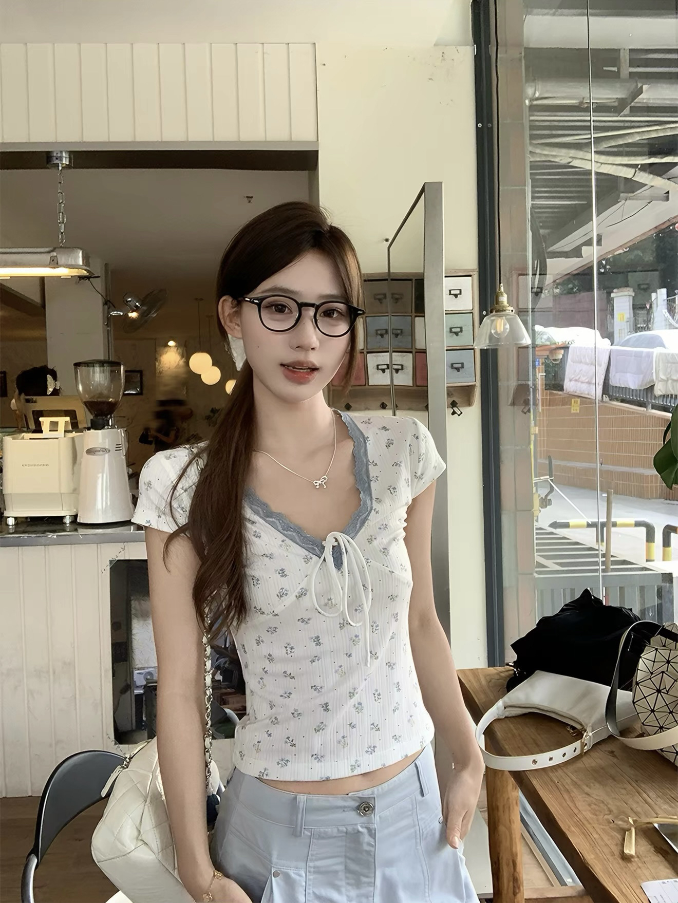 송 긍정적 인 En 꽃무늬 V넥 반팔 티셔츠 여성 여름 2026 새로운 쇼트 스타일 몸매 가꾸기 고유 한 아름다운 아름다운 작은 맨위