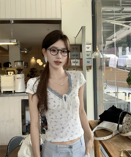 송 긍정적 인 En 꽃무늬 V넥 반팔 티셔츠 여성 여름 2026 새로운 쇼트 스타일 몸매 가꾸기 고유 한 아름다운 아름다운 작은 맨위