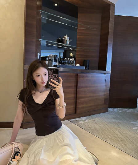 goo goo eyes 라이 경기 서울 V넥 십자가 비틀림 반팔 티셔츠 여성 여름 작은 대중 디자인 몸매 가꾸기 맨위