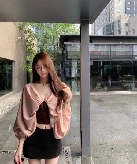 jayky yangzimmer ann 27ss 레트로 센스 V넥 핀치 Pleat 맨위 배색 패치워크 셔츠