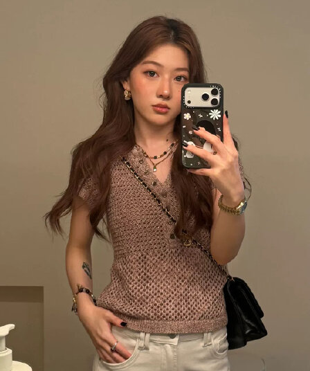 레트로 스타일 반 개방 버클 홀로우 아웃 작은 날다 소매 짠 셔츠 여성 얇은 스타일 외국 가스 고급 센스 연령 감소 슬림해 보이는 반팔 맨위