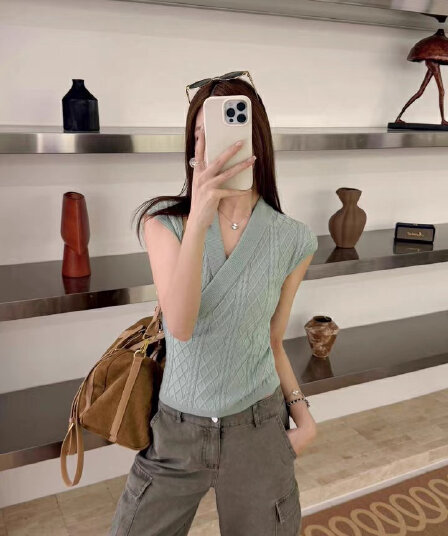 이른 가을 새로운 프랑스식 레트로 십자가 V넥 기하학 질감 니트 스웨터 몸매 가꾸기 슬림해 보이는 캐주얼 패션 맨위 여성
