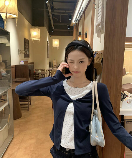 송 긍정적 인 En 블루 꽃무늬 페이크 레이어드 긴팔 티셔츠 여성 이른 가을 새로운 몸매 가꾸기 인사이드 가져 가라. 기본 셔츠 싱글 착용 맨위