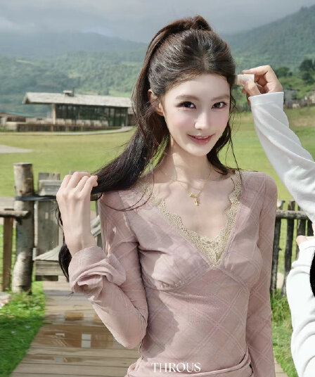 감사합니다. 아니요 고기 링 그리드 어둠 곡물 레이스 조각 V넥 나팔 소매 티셔츠 여성 가을 패션 다용도 디자인 센스 맨위