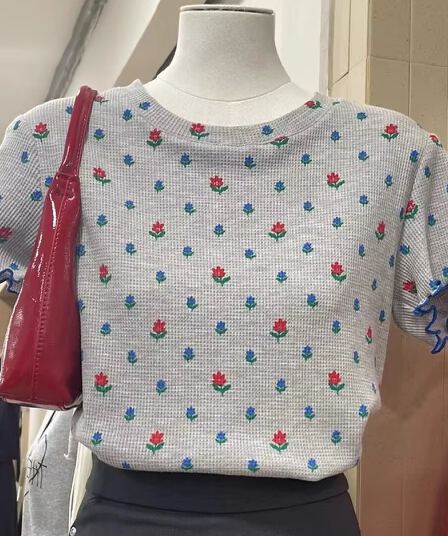 작은 꽃무늬 신선함 라운드 넥 반팔 티셔츠 여성 여름 새로운 한국 스타일 달콤함 연령 감소 몸매 가꾸기 슬림해 보이는 긍정적 인 어깨 의류