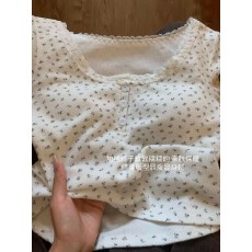 批发德绒独特<b class='q'>蕾丝</b>碎花长袖<b class='q'>T</b><b class='q'>恤</b>女春秋新款别致内搭打底衫修身显瘦上衣