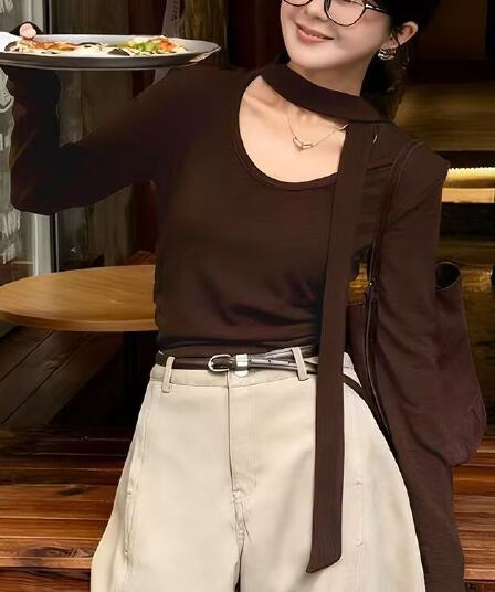 폭발 리본 디자인 긴팔 티셔츠 가을 겨울 2026 연삭 털 몸매 가꾸기 새로운 슬림해 보이는 작은 대중 만나는 품격 맨위