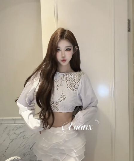 2026 이른 가을 새로운 동백 나무 사용자 지정 샤오시엔 홀로우 아웃 백리스 디자인 품격 짧은 맨위 여성