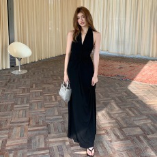 批发实拍2026春夏新款设计纽结褶皱V领挂脖修身<b class='q'>连衣裙</b>气质露背长裙女