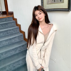 批发实拍2025秋冬新款设计感超显瘦高修身上衣收腰<b class='q'>卫衣</b>套装<b class='q'>婴儿</b>绒外套