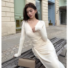 批发实拍2025秋冬新款长袖v领褶皱收腰连衣裙女不规则开叉气质<b class='q'>长裙</b>子