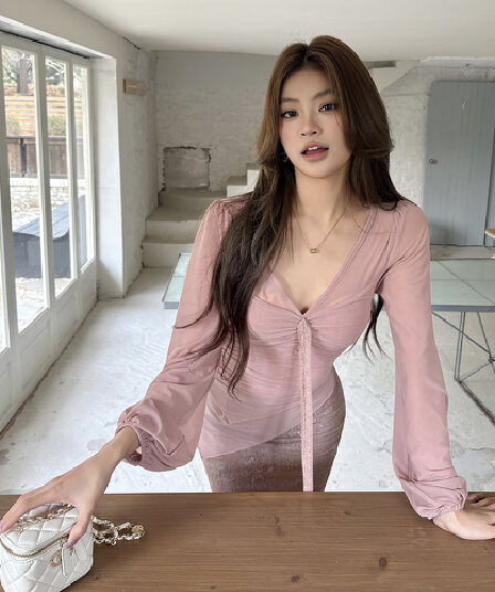 실사 2026 가을 새로운 디자인 센스 V넥 레이스 스트랩 몸매 가꾸기 슬림해 보이는 섹시함 다용도 긴팔 맨위 여성