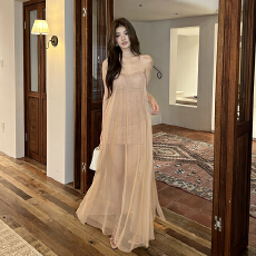 实拍2026夏装新款仙气网纱抹胸连衣裙女度假风拼接蕾丝收腰包臀裙