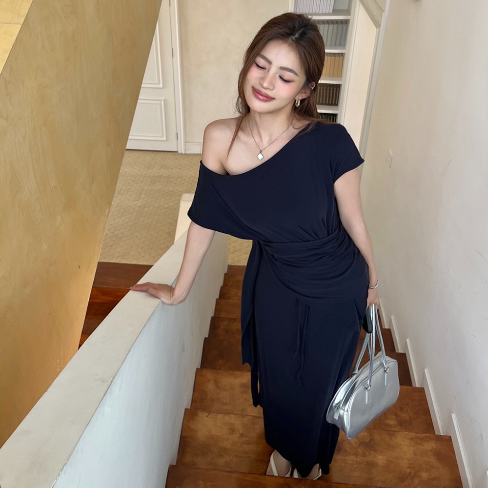 실사 2026 여름 드레스 새로운 디자인 프로 피부 편안함 느슨함 센스 비스듬한 어깨 티셔츠 숄 반 스커트 세 조각 세트 여성