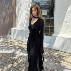 批发实拍2026秋季新款设计感褶皱飘带气质<b class='q'>连衣裙</b>女V领时尚修身a字长裙