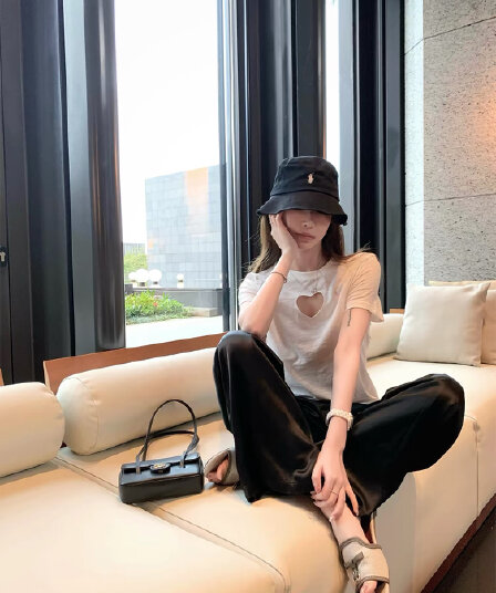 자오 첸 아침 하트 홀로우 아웃 반팔 티셔츠 여성 여름 2026 새로운 핫걸 디자인 센스 외국 가스 슬림해 보이는 마이크로 ~을 통해 의류