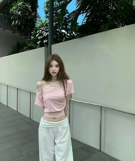 tongiiuu 아름다움 어깨 법 새싹 레이스 조각 비스듬한 어깨 반팔 티셔츠 여성 디자인 센스 허리 수축 슬림해 보이는 맨위 여름