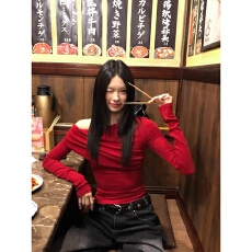 批发清冷感一字肩新年长袖毛衣女绝美别致修身露肩上衣