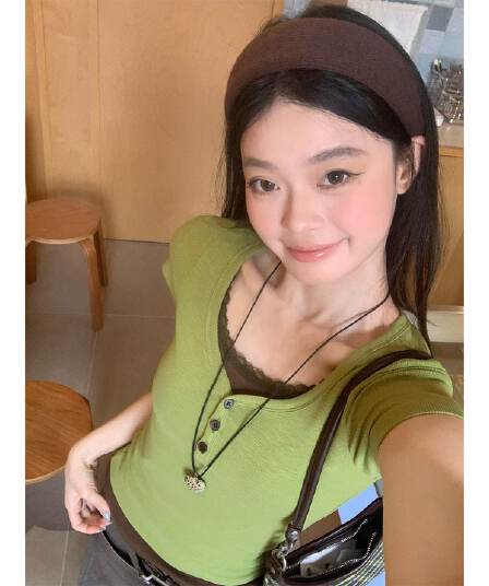 프랑스 리브 원본 원단 녹색 페이크 레이어드 패치워크 긍정적 인 어깨 반팔 티셔츠 여성 여름 몸매 가꾸기 맨위