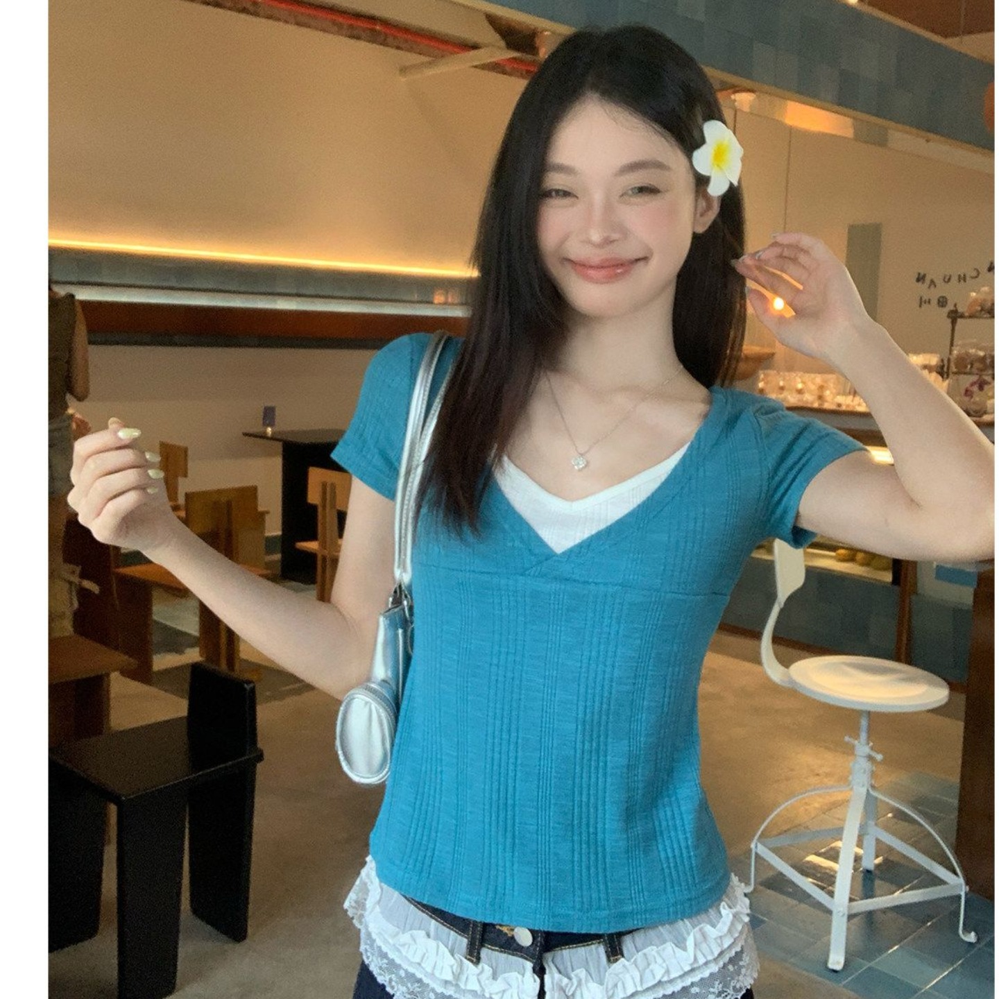 레이크 블루 색상 페이크 레이어드 V넥 긍정적 인 어깨 반팔 티셔츠 여성 여름 디자인 센스 몸매 가꾸기 맨위
