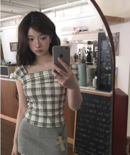 원본 것 한 부서 오프숄더 반팔 티셔츠 여성 여름 몸매 가꾸기 허리 수축 디자인 센스 오프숄더 쇼트 스타일 맨위