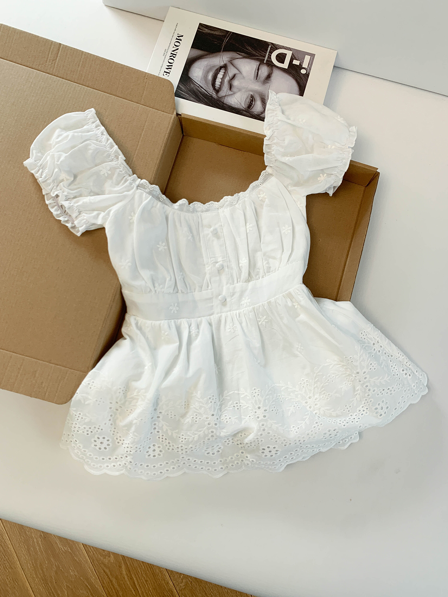 실사 통제 가격 20 파란색 광장 칼라 거품 소매 홀로우 아웃 자수 여성 셔츠 여름 허리 수축 슬림해 보이는 레이스 측면에 의류